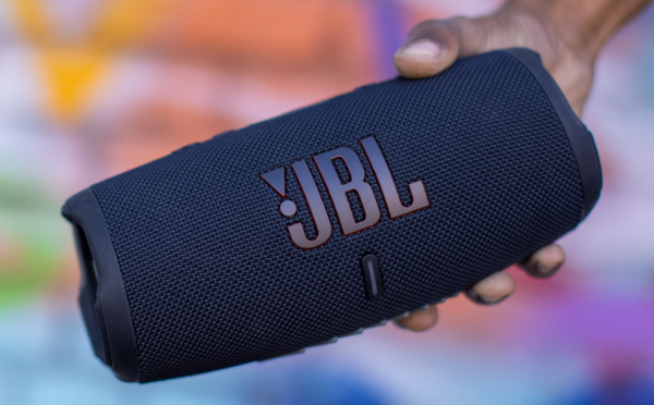 JBL_Charge_5_Lifestyle1_904x560px